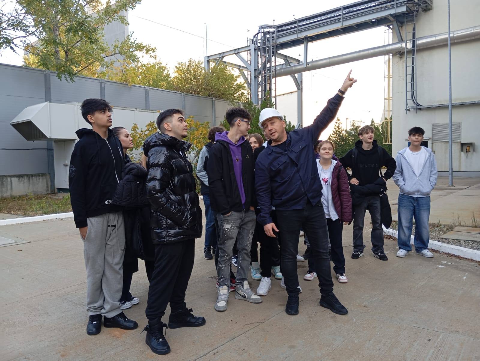 Zeci de elevi ai Liceului Teoretic Atlas, în vizită la CET București Vest. Ei sunt viitorul — curioși, entuziaști și plini de energie!